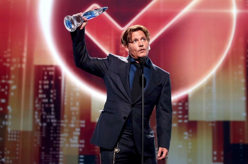 LOS ANGELES, CA - JANUARY 18: Actor Johnny Depp accepts the Favorite Movie Icon award onstage during the People's Choice Awards 2017 at Microsoft Theater on January 18, 2017 in Los Angeles, California. (Photo by Christopher Polk/Getty Images for People's Choice Awards)