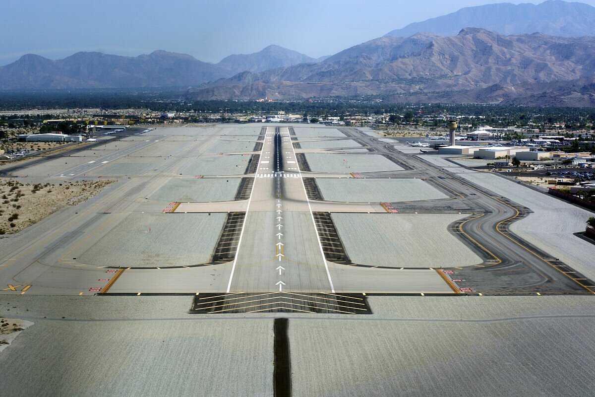 Palm_Springs_International_Airport_photo_D_Ramey_Logan