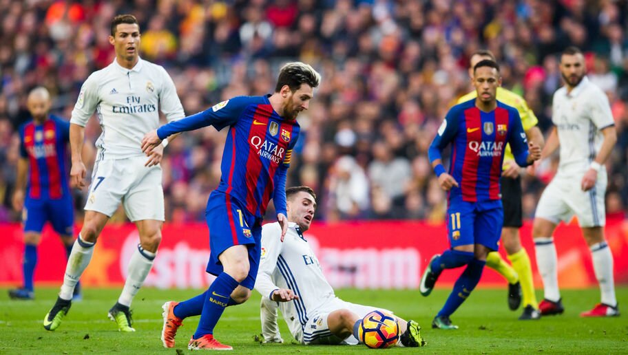 BARCELONA, SPAIN - DECEMBER 03: Lionel Messi of FC Barcelona fights for the ball with Mateo Kovacic of Real Madrid CF during the La Liga match between FC Barcelona and Real Madrid CF at Camp Nou stadium on December 3, 2016 in Barcelona, Spain. (Photo by Alex Caparros/Getty Images)