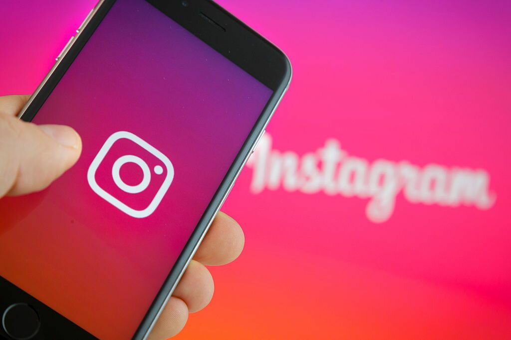 BERLIN, GERMANY - SEPTEMBER 27: In this photo illustration the logo of Instagram is displayed on a smartphone on September 27, 2016 in Berlin, Germany. (Photo Illustration by Thomas Trutschel/Photothek via Getty Images)