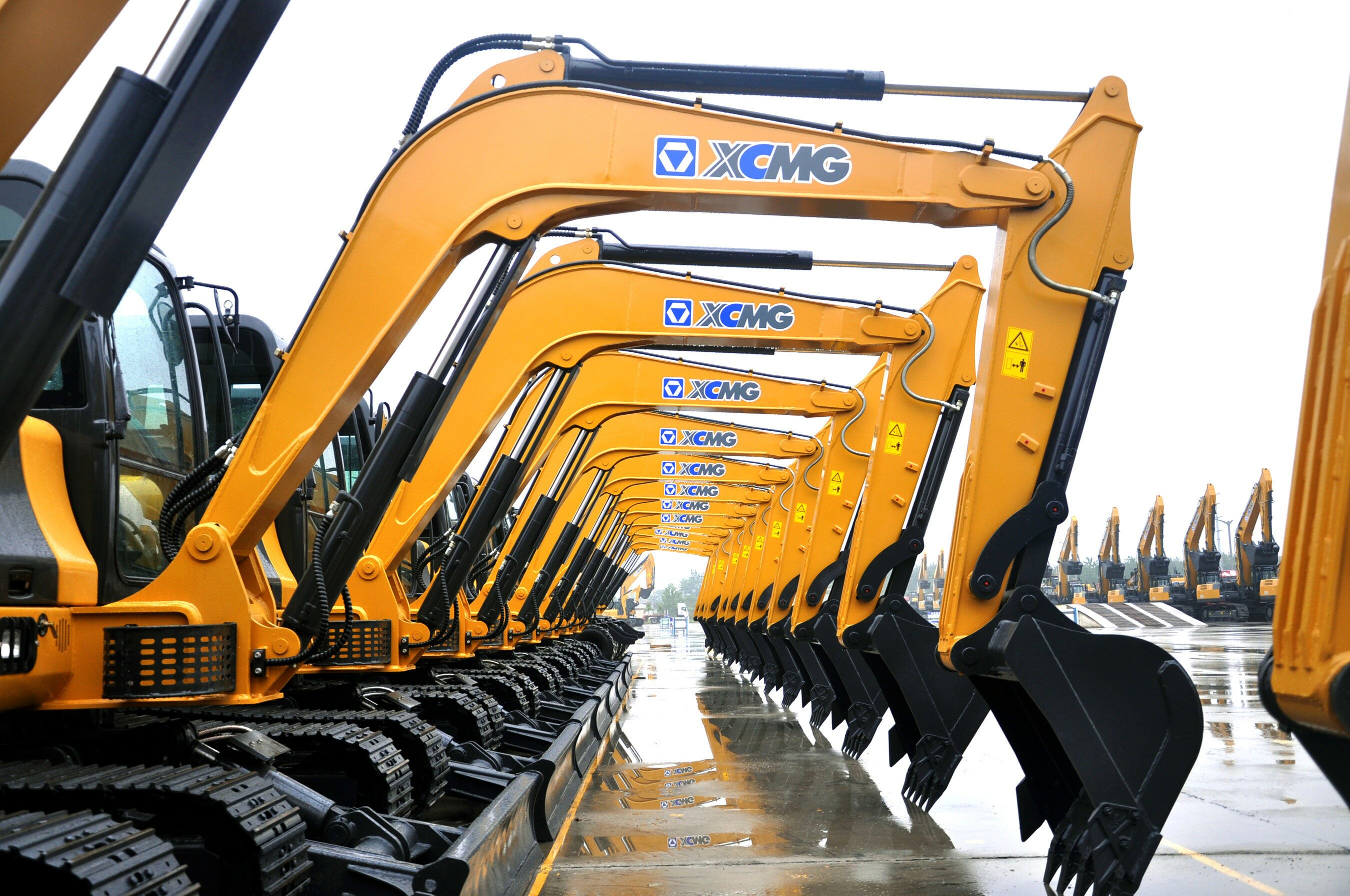 300 super large-tonnage excavators produced by XCMG are exported to countries covered in Belt and Road Initiative (PRNewsFoto/XCMG)